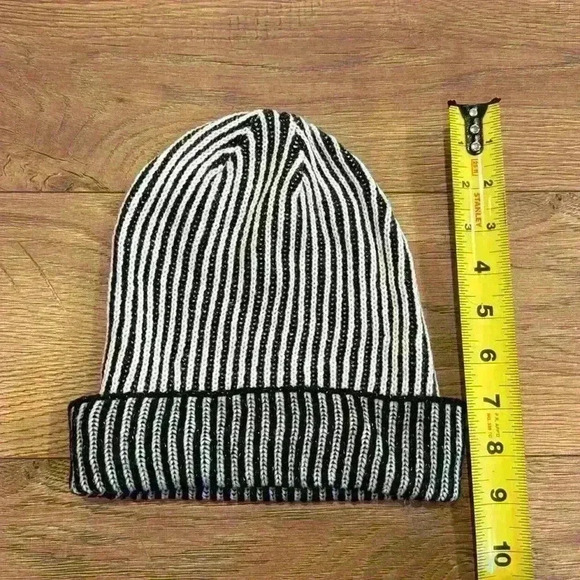 Simply Vera Wang Women’s Black White Stripe Beanie Hat With Cuff Silver Accent - Picture 4 of 7